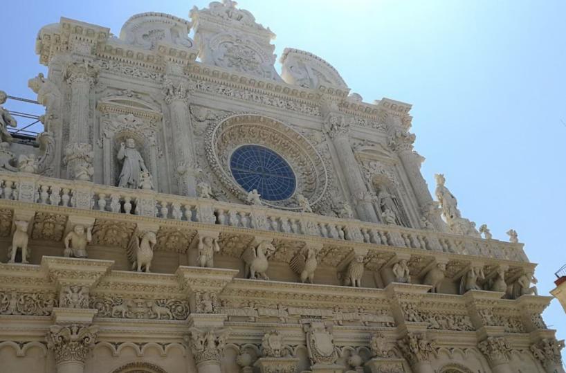 Lecce, Santa Croce «liberata», turisti in estasi