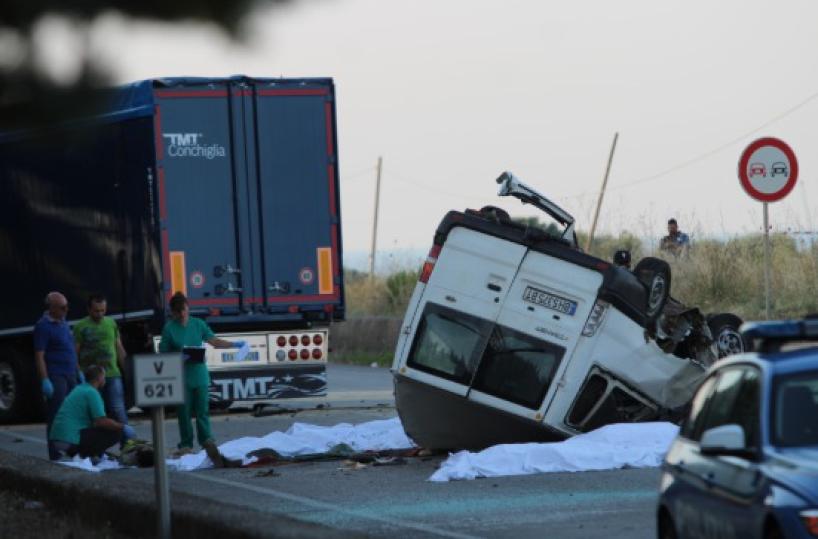 Strage braccianti nel Foggiano: Emiliano li ricorda a un anno dalla tragedia