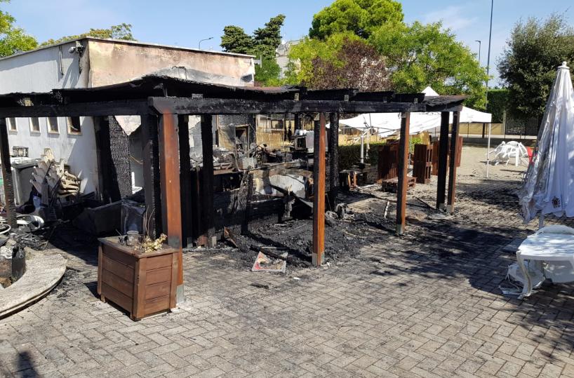 Cellamare, bar appena aperto va a fuoco: distrutto