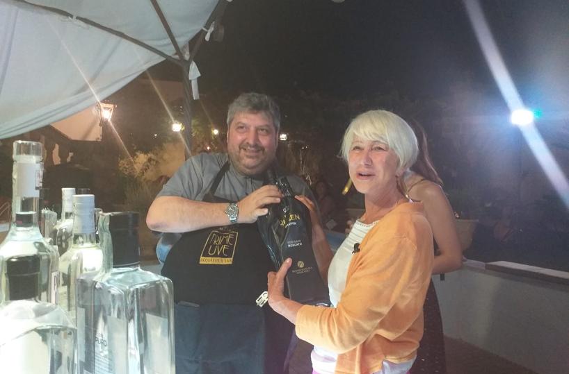 Helen Mirren, a Melissano il premio Oscar fa le orecchiette in piazza