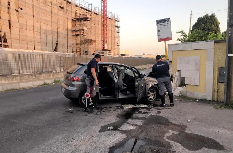 Taranto, ubriaco si scontra con altra auto e si schianta contro muro: muore passeggero, 4 feriti