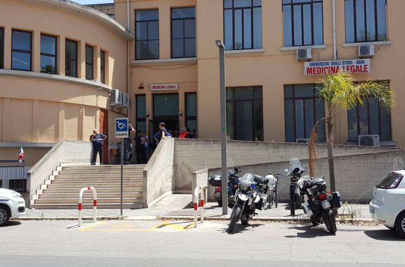 Bari, denuncia da Medicina legale: «Quanti corpi dimenticati» 