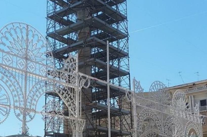 Lecce, festa di Sant’Oronzo senza statua e con colonna ingabbiata