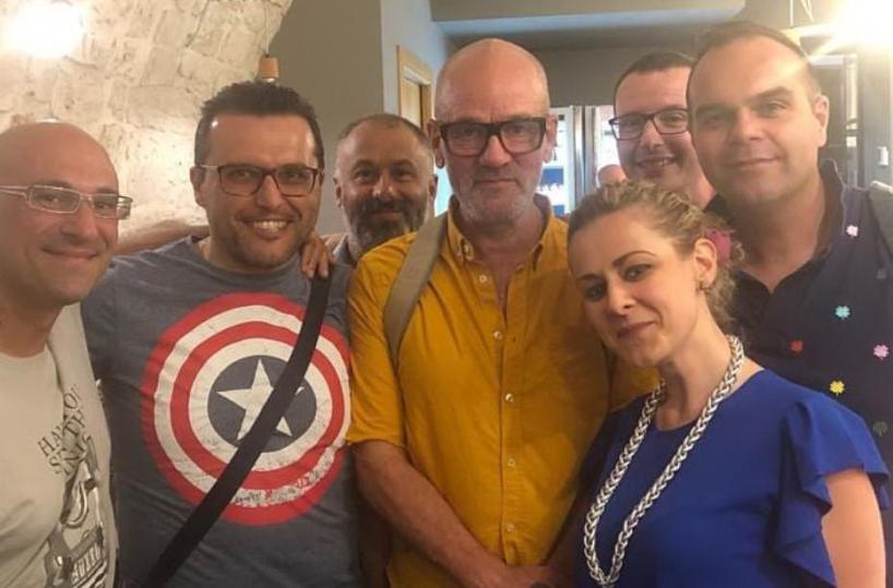 Castellana, Michael Stipe a spasso fra i trulli