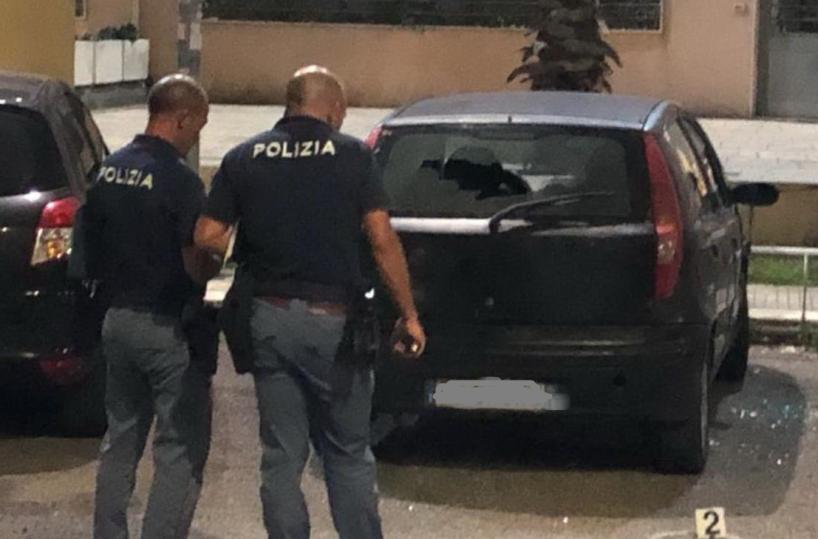 Lecce, spari contro auto nella notte: indaga la polizia