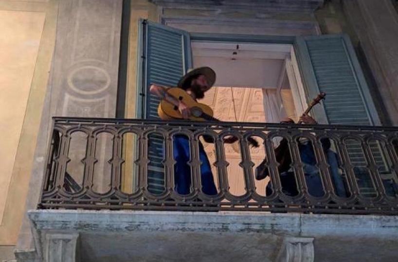Bernalda, una serenata a sorpresa tra Jovanotti e Dario Argento