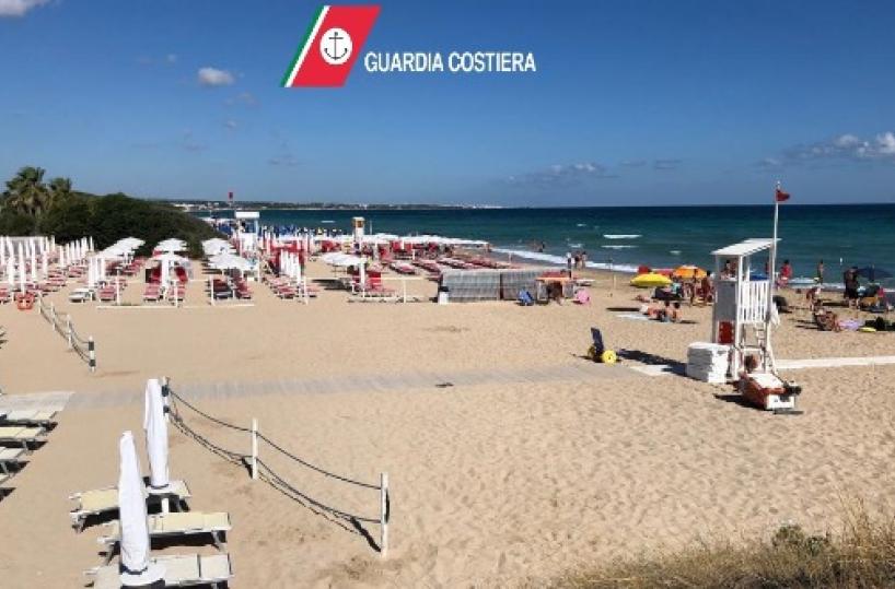 Monopoli, lido «allargato» abusivamente: sequestrati ombrelloni e lettini, 2 denunce