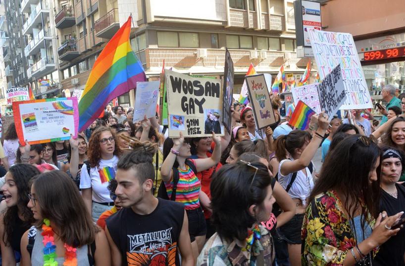 Gallipoli, buttafuori contro gruppo di trans: «Perché non andate nei posti vostri?»
