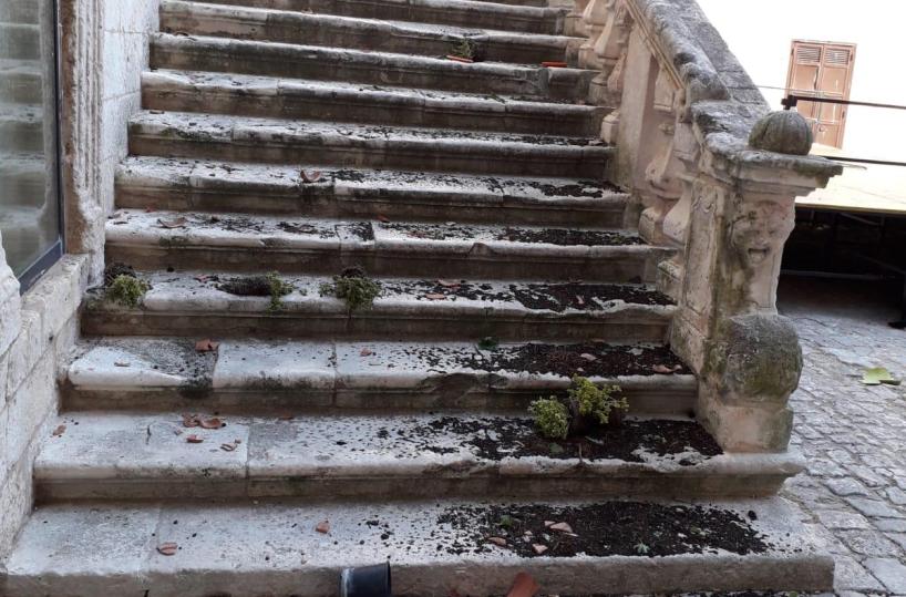 Ceglie Messapica, vandali al castello: 3 turisti minorenni denunciati