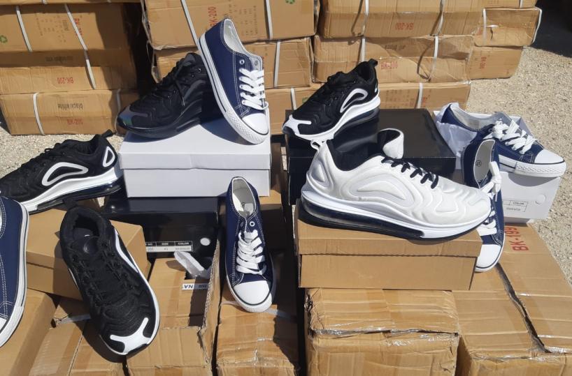 Bari, 6mila paia di scarpe contraffatte dalla Grecia: sequestro al Porto