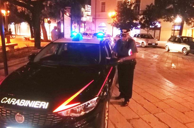 Brindisi, la moglie lo lascia e lui distrugge i mobili: allontanato da casa