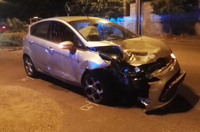 Finisce con lo scooter contro un'auto: muore 28enne nel basso Salento