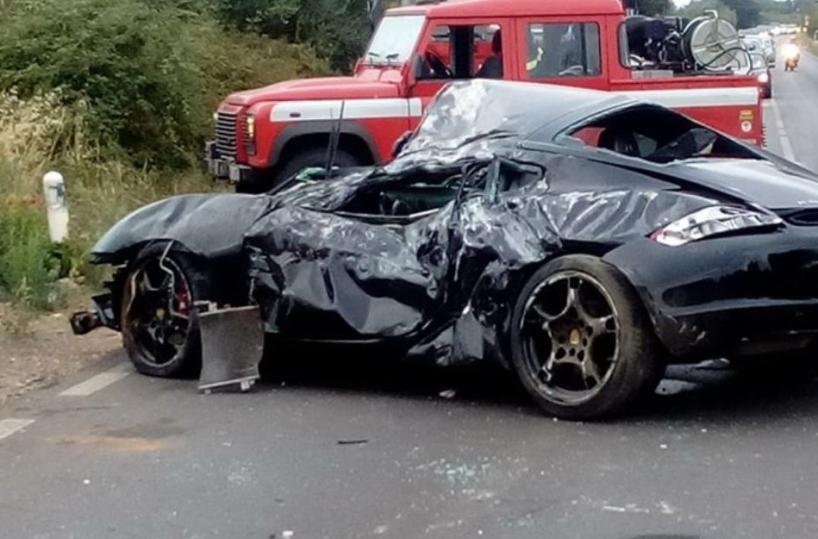 Imbocca la curva troppo velocemente: la Porsche è distrutta, salvi i 2 passeggeri