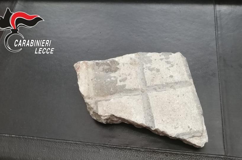 Lecce, prende a sassate auto in sosta vicino alla stazione: arrestato pakistano
