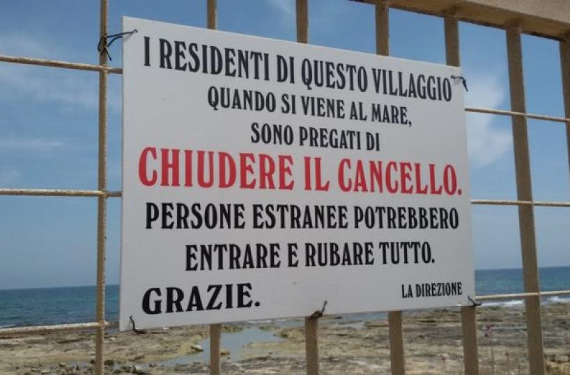 Mola, lo scandalo delle ville abusive su suolo comunale: mai eseguita la demolizione