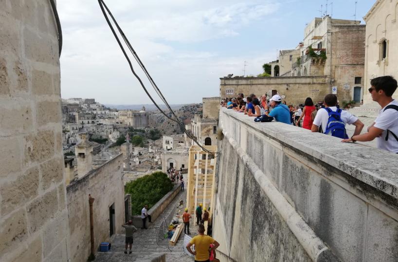 Matera, maxi passerella per salto di 007: il maltempo lo ferma