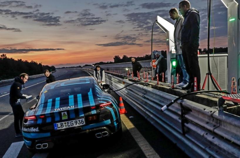 Nardò, in pista la Porsche Taycan, l'auto del futuro: 100% elettrica