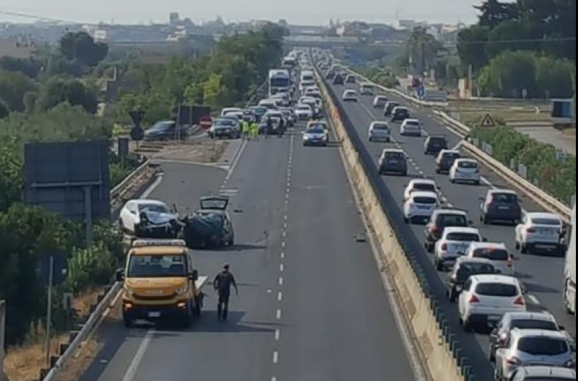 Monopoli,  schianto sulla statale 16: due feriti, traffico bloccato per oltre 3 ore