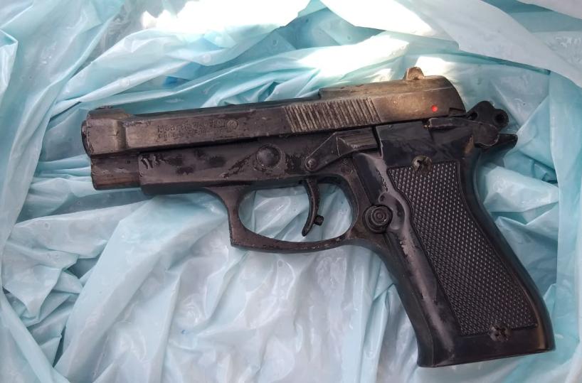 Bari, pistola abbandonata vicino spiaggia Pane e Pomodoro: è mistero