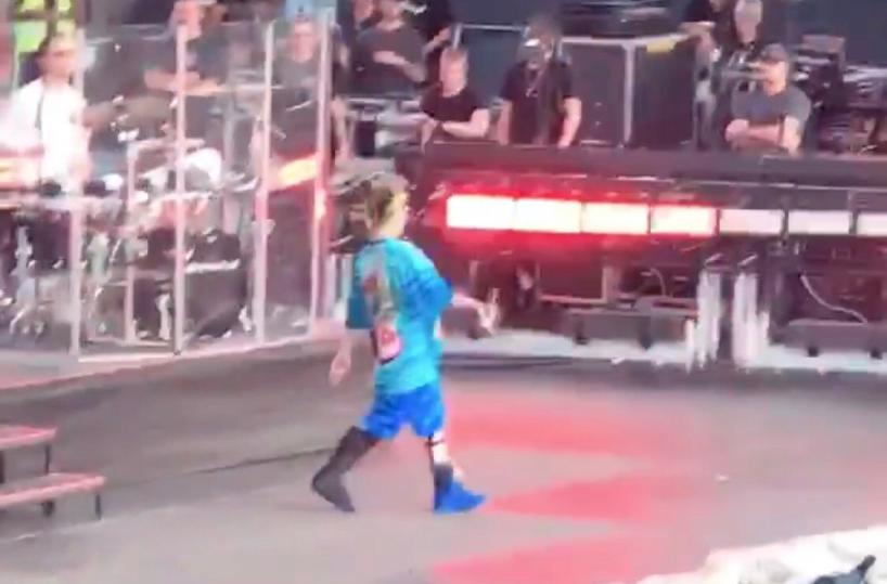 Billie Eilish in Italia: durante il live si sloga caviglia, ma continua a cantare