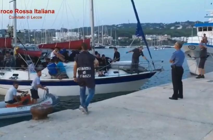 Leuca, nave carica di migranti in avaria al largo: interviene Capitaneria di Porto