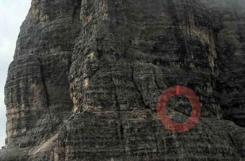 Foto postata su Twitter dal soccorso alpino mostra la posizione di due alpinisti spagnoli attaccati da tre giorni ad una parete delle Tre Cime di Lavaredo (foto @cnsas_official)
