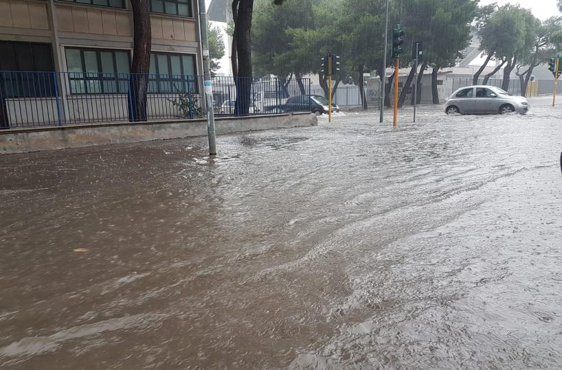 Bomba d'acqua a Foggia: allagamenti nel centro cittadino