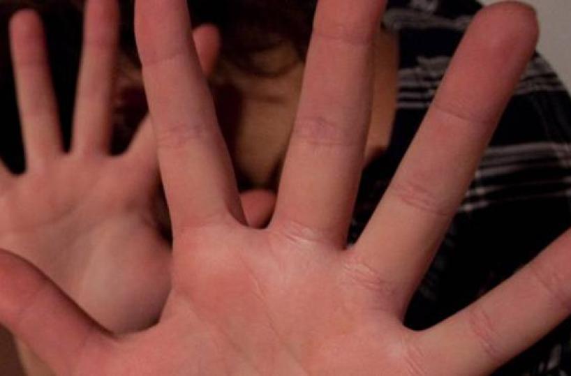 Foggia, mamma picchia marito e figlie piccole: scatta divieto di avvicinamento