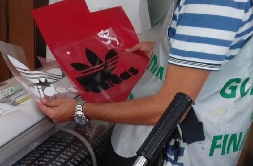 Molfetta, vendevano vestiti griffati ma tarocchi: scoperta sartoria "del falso"
