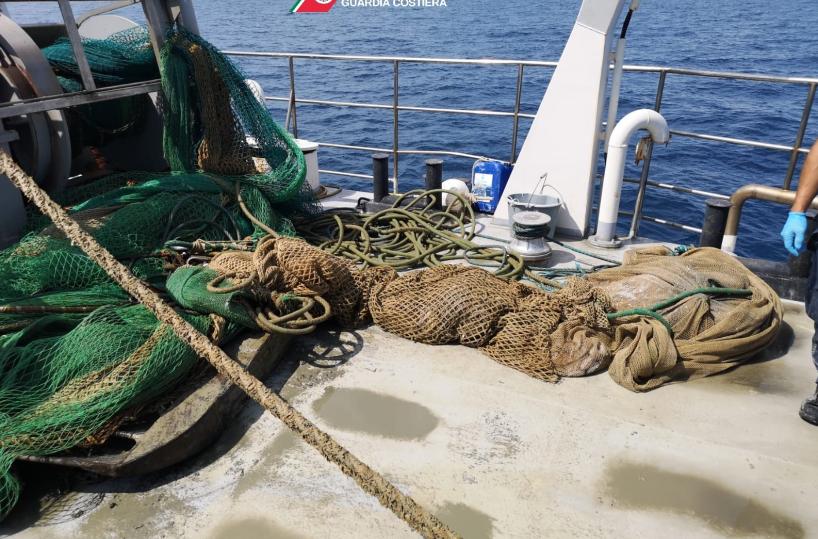 Margherita di Savoia, rete da pesca a strascico in mare per sfuggire ai controlli: recuperata