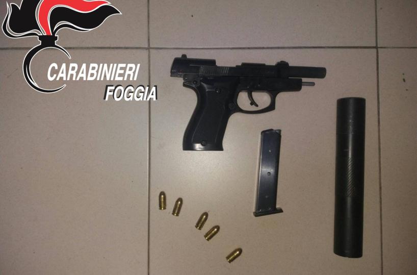 Foggia, nascondono pistola carica nella culla del figlio: arrestati