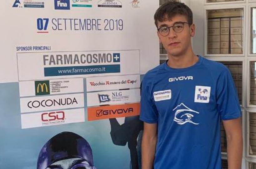 A nuoto da Capri a Napoli, l'impresa del 18enne nocese Stefano Perta