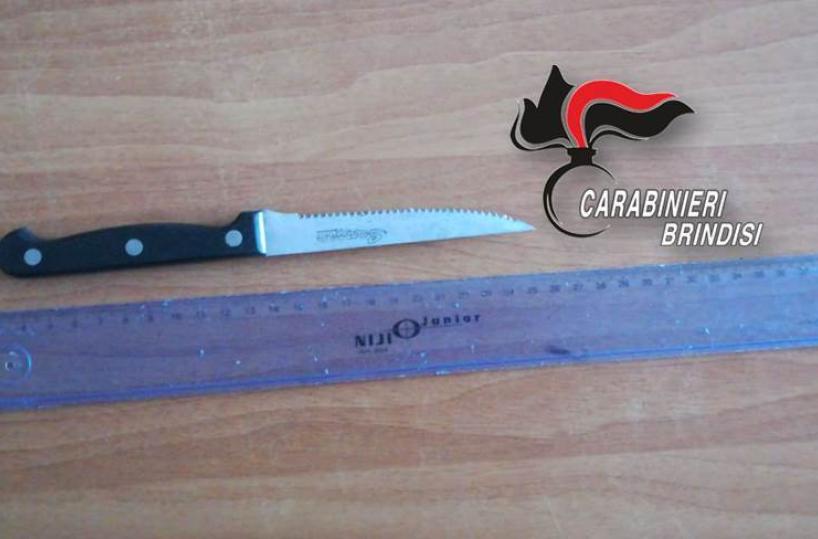 San Donaci, non sposta il bidone della spazzatura: vicino lo minaccia con coltello, denunciato