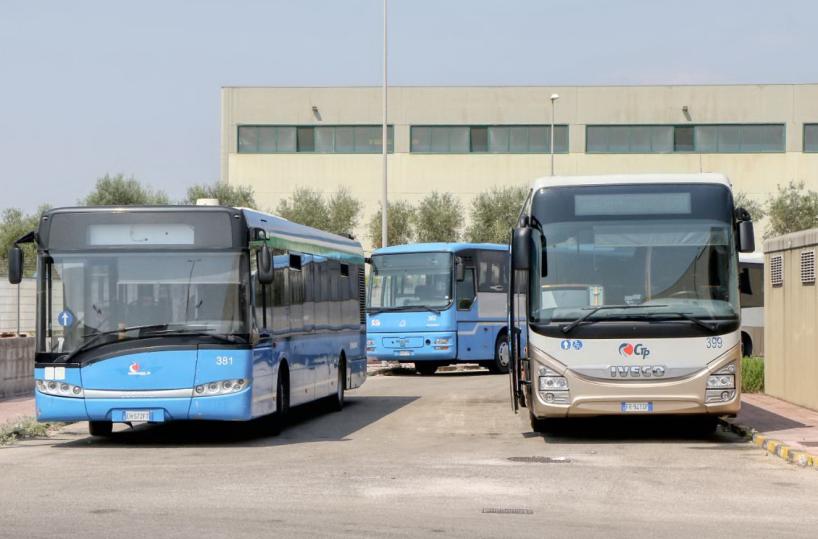 Taranto, sul bus senza biglietto: gambiano prende a pugni autista e gli rompe gli occhiali, denunciato