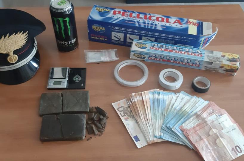 Putignano, droga in cucina nascosta tra la farina e il frigo: arrestata casalinga-pusher 55enne