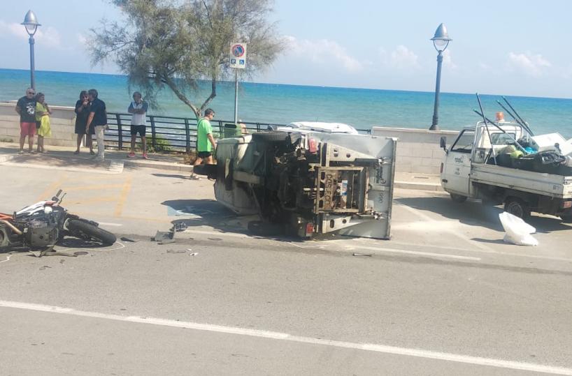 Palese, motorino contro mezzo dell'Amiu: 17enne in ospedale