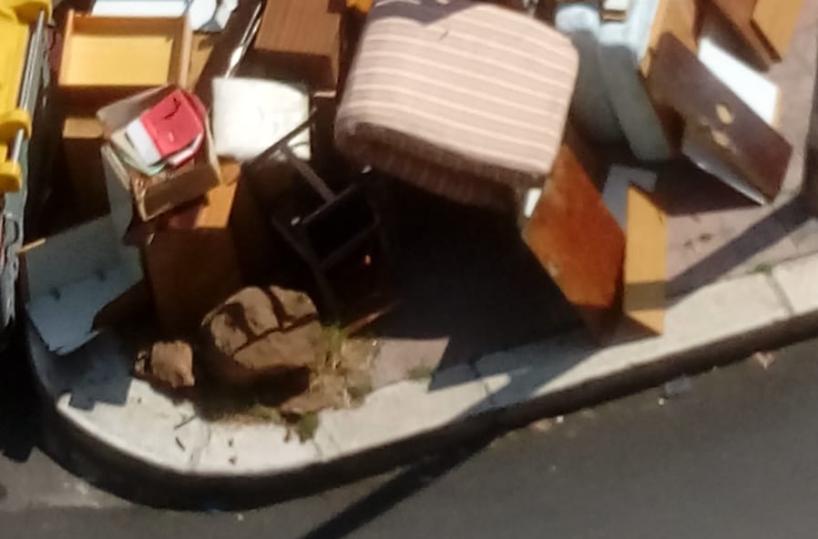 Bari, mobili e materassi in strada: la lotta agli "svuotacantine" della polizia