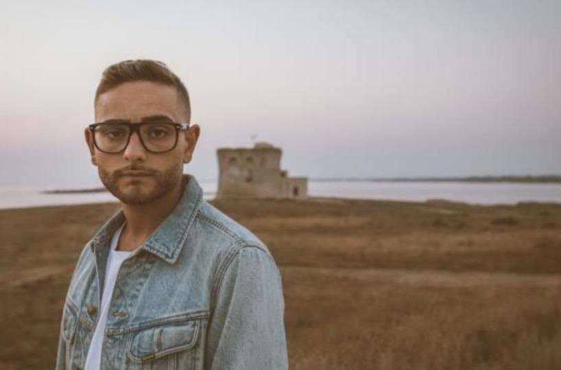 Rocco Hunt sceglie Torre Guaceto per la copertina dell'ultimo album