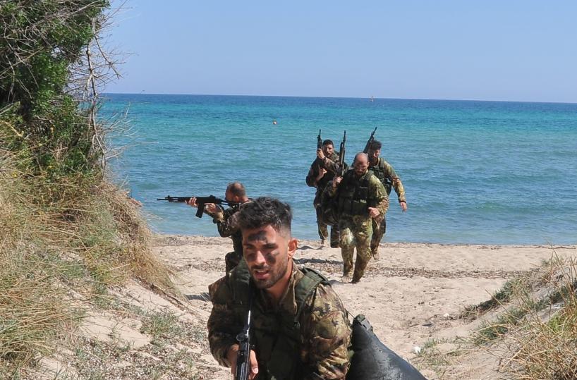 Brindisi, i Fucilieri dell'aria del 16° Stormoa lezione di sopravvivenza e di nuoto operativo 