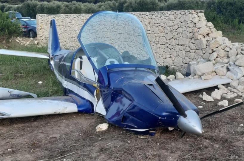 Melendugno, piccolo aereo atterra su muretto a secco: 2 feriti