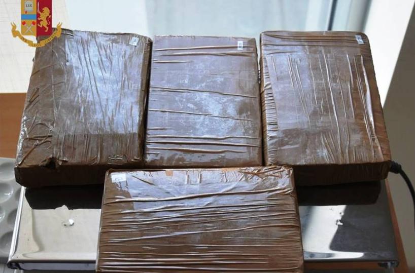 Taranto, polizia trova 2kg di eroina in una casa abbandonata