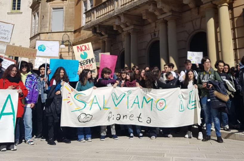 Taranto, minaccia con pistola attivisti al flash-mob per l'ambiente: denunciato