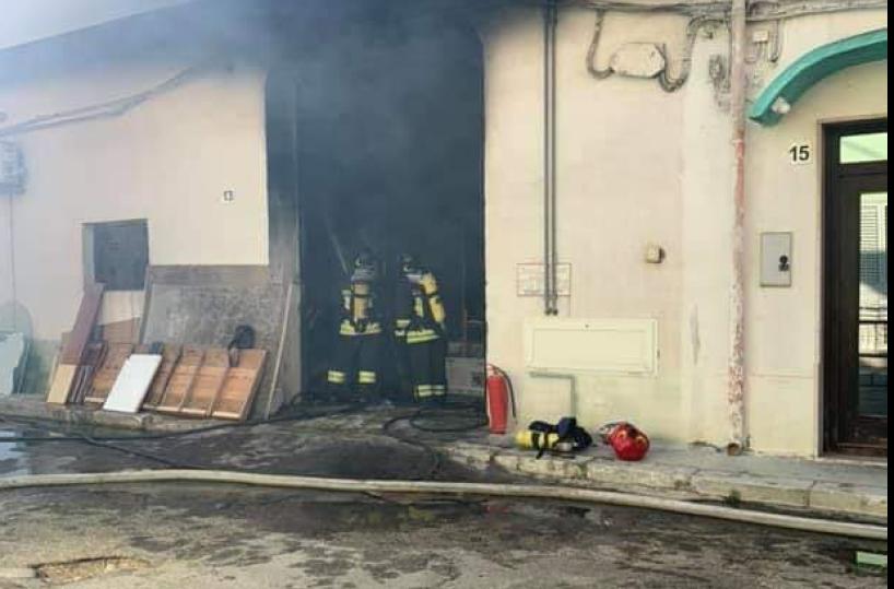 Pulsano, raccolta fondi per la storica vetreria distrutta dal rogo. Falco dona la sua maglia
