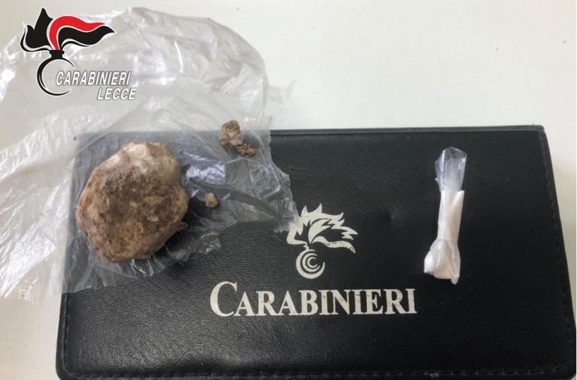 Surano, tenta di disfarsi di eroina e cocaina: arrestata 27enne