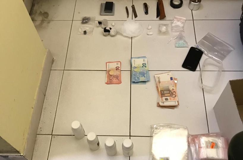 Taranto, tenta di «disturbare» il fiuto dei cani ma Cc trovano droga