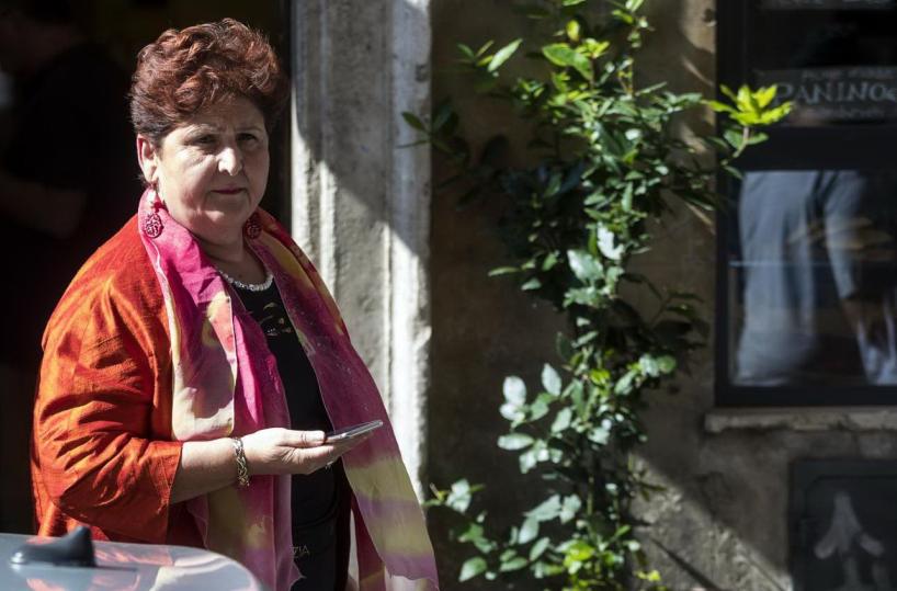 Mamma dona quadro con teschio a ministro Bellanova: «Mio figlio ucciso da diossina»