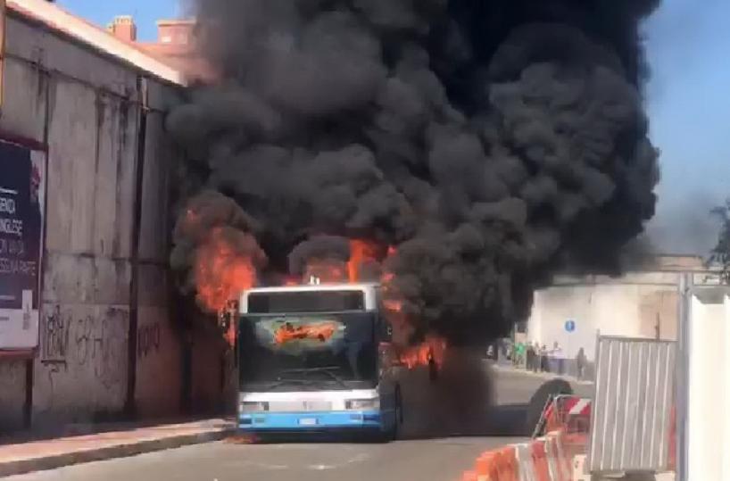 Paura a Taranto, bus di linea in fiamme: nessun ferito