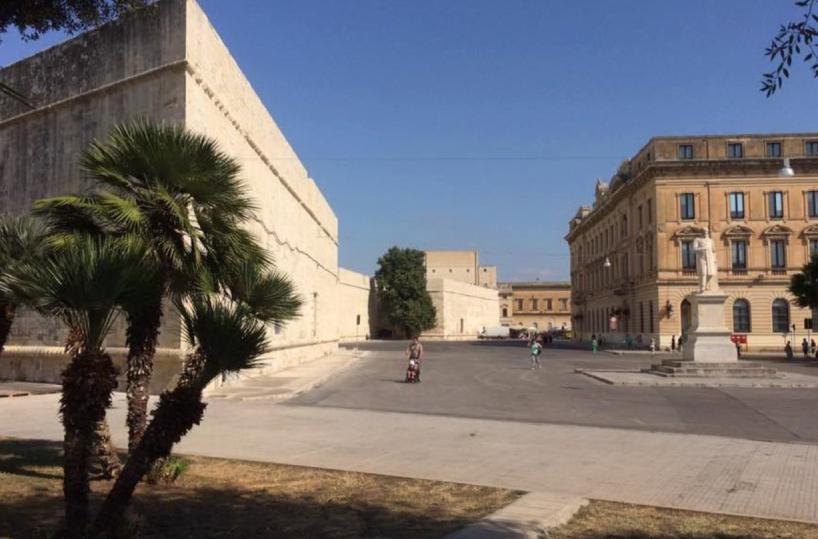 Lecce, la piazza «rifiuta» il motoraduno: è scontro a palazzo