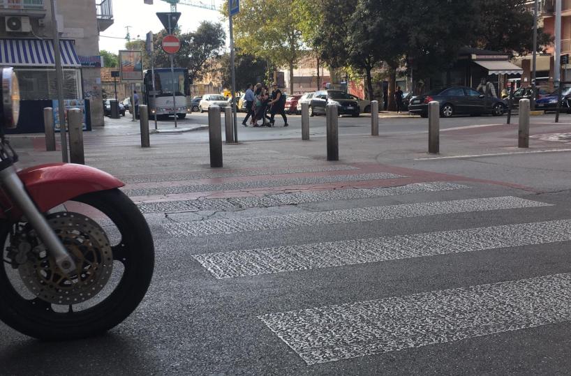 Bari, troppi monopattini su strada e bici contromano: 9 multe