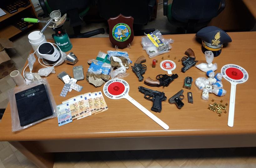 Lucera, carrozzeria usata come mini arsenale e bazar con 4mila dosi di droga: 2 arresti